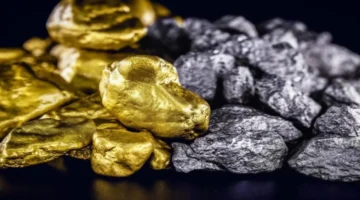 قفزة تاريخية.. الذهب يتخطى 4600 دولار والفضة تسجل أعلى مستوياتها بالسوق العالمي